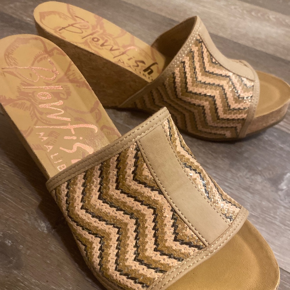 Very cute like new Blowfish wedges! Very comfortable.